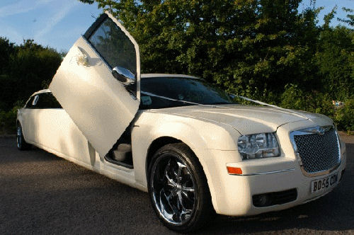 Chauffeur stretch cream Chrysler C300 Baby Bentley limousine hire with Lamborghini doors in Birmingham, Dudley, Wolverhampton, Telford, Walsall, Stafford, Worcester.
