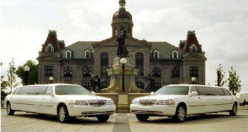 Chauffeur stretch white Lincoln limo hire in Nottingham, Derby, Leicester, Birmingham Leeds, Bradford, Nottinghamshire, Derbyshire, West Yorkshire, South Yorkshire Midlands.